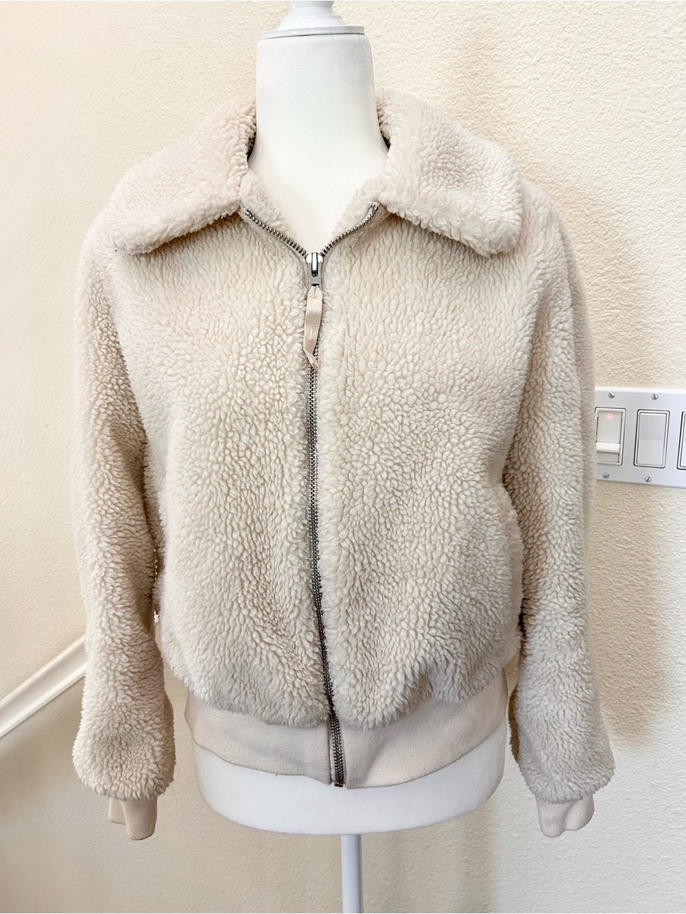 GAP Women's Medium Cream Faux-Fur Sherpa
Teddy Bomber Jacket - Full Zip